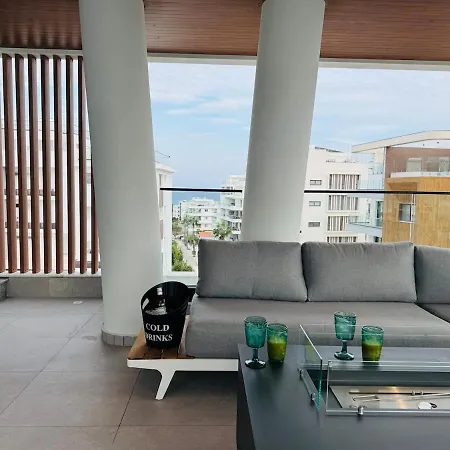 Makenzie View Penthouse דירה לרנקה