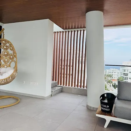 Makenzie View Penthouse דירה לרנקה