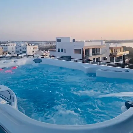 Makenzie View Penthouse לרנקה