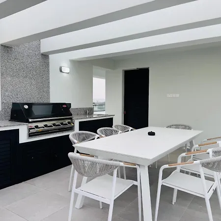 Makenzie View Penthouse דירה לרנקה