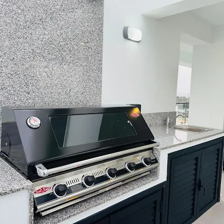 Makenzie View Penthouse לרנקה